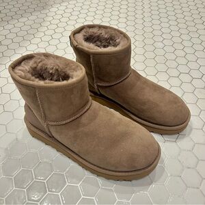 ✨NEW✨ UGG Classic Mini II Boot Caribou (Women’s) — Size: US W 7